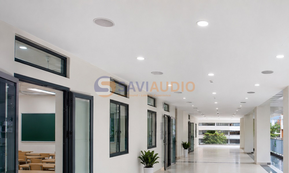 Hệ thống loa âm trần thông báo được lắp đặt tại trường học