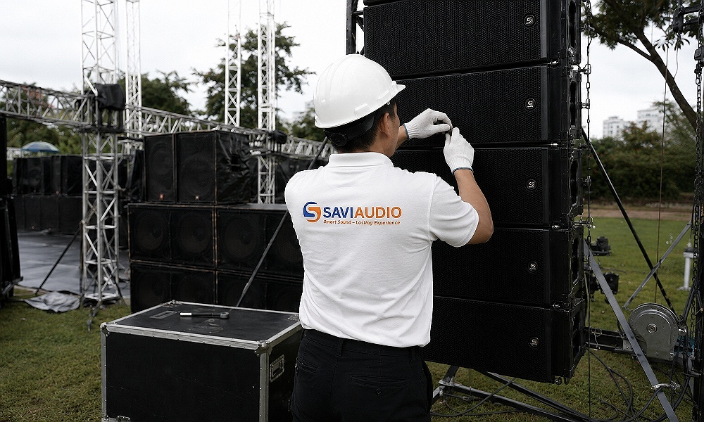 Nhân viên SAVIAUDIO đang lắp đặt thiết bị âm thanh