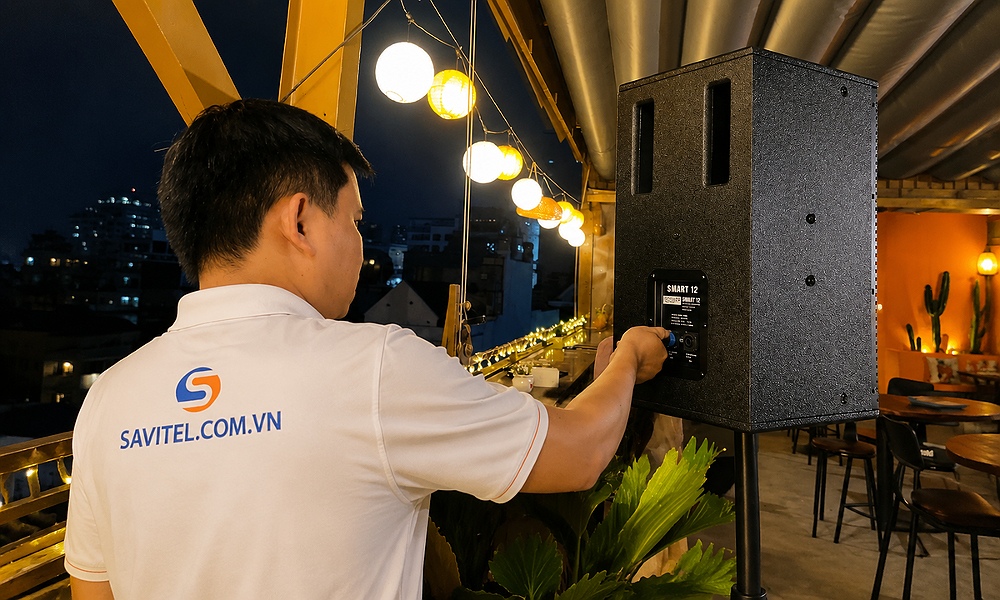 Nhân viên SAVIAUDIO đang lắp đặt thiết bị âm thanh