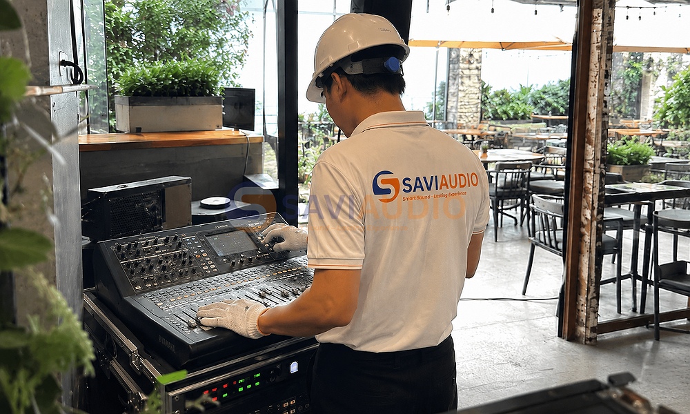 Nhân viên SAVIAUDIO đang lắp đặt thiết bị