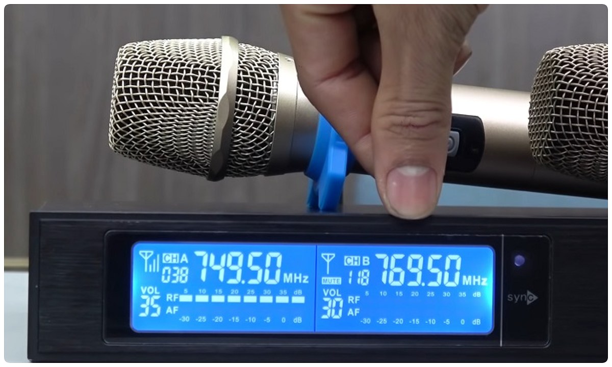 Cách chỉnh tần số micro không dây UHF đúng thao tác