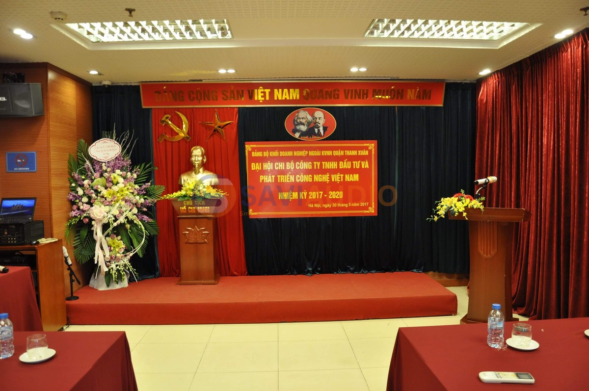 Đặt tượng Chủ tịch Hồ Chí Minh trên sân khấu
