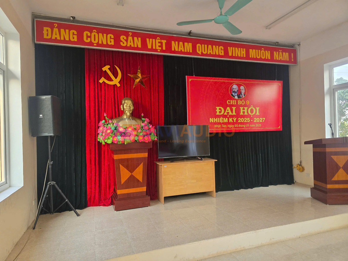 Bố trí biểu tượng Búa - Liềm và ngôi sao vàng